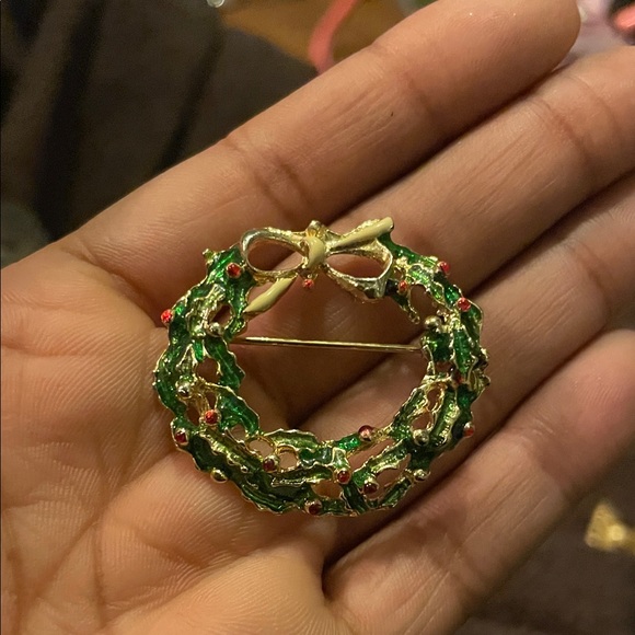 Jewelry - Festive Green and Gold Wreath Brooch
